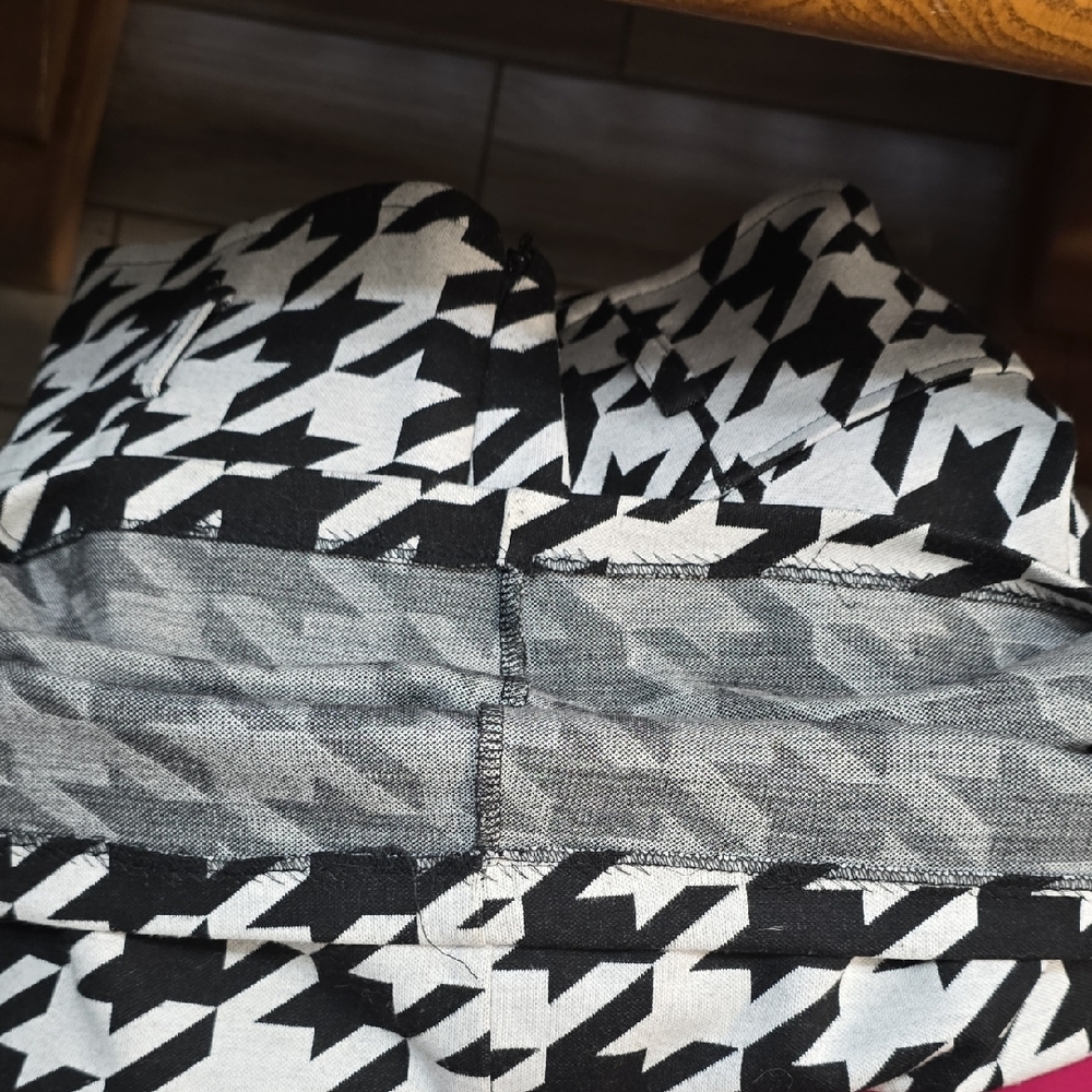 Classic Black and White Houndstooth Skirt, Size 8 - Picture 6 of 6